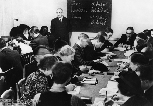 Spanish Class for Members of the Berlin Jewish Community Who Were Willing to Emigrate (1935)